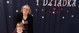 Dzieci pozują do zdjęcia z dziadkami i babciami