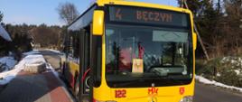 Zdjęcie przedstawia autobus komunikacji miejskiej, który kursuje na linii numer cztery. 