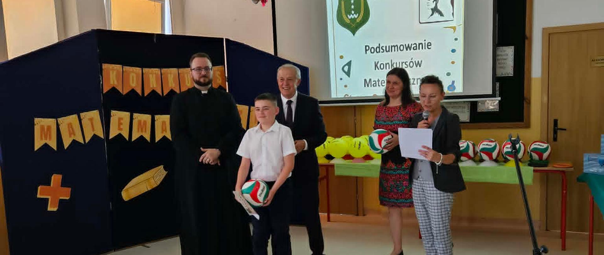 Wręczenie nagród, od lewej, ks. Piotr Turek, Wójt Gminy Tuszów Narodowy, Andrzej Głaz, Mateusz i pani Dyrektor Zespołu Szkół w Tuszowie Narodowym 