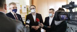 Od lewej: starosta Grzegorz Piec, minister Bartłomiej Orzeł, członek zarządu Jarosław Staciwa