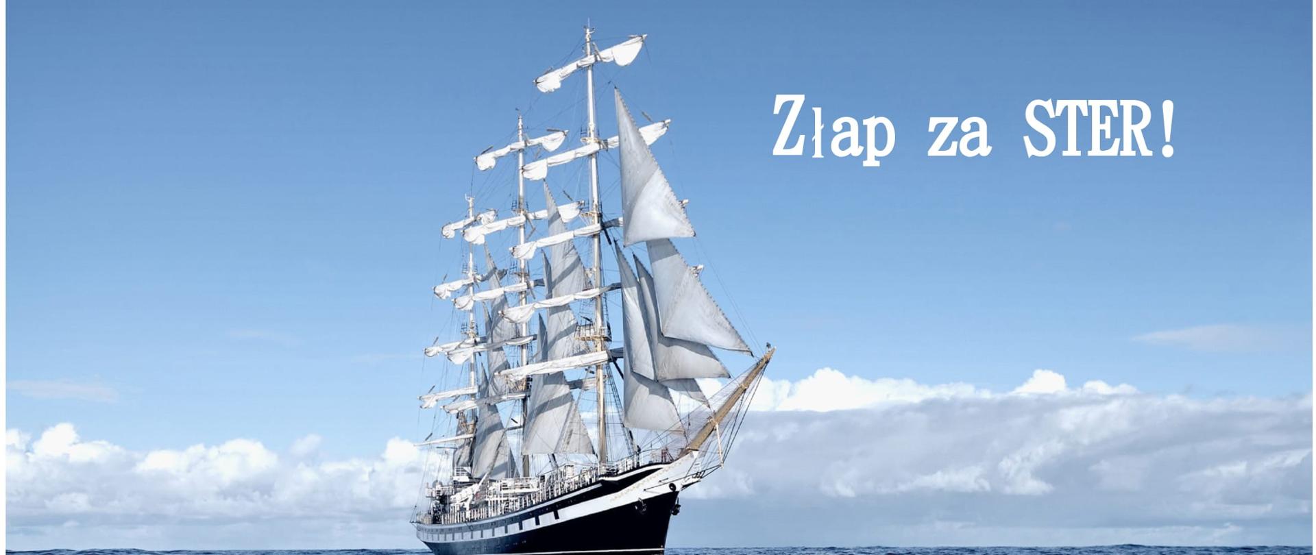 Statek z pięknymi żaglami na morzu.