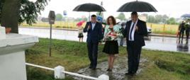 Wicestarosta Powiatu Łosickiego Michał Michaluk, Wiceprzewodnicząca Rady Powiatu Łosickiego Urszula Sadowska oraz Starosta Powiatu Łosickiego Janusz Kobyliński składający kwiaty pod pomnikiem pomordowanych mieszkańców Chotycz.