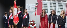 przed tablicą pamiątkową