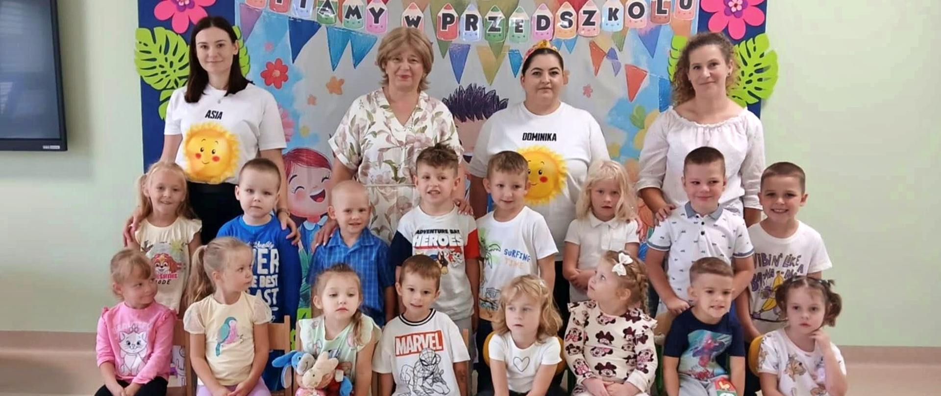 Grupowe zdjęcie dzieci w przedszkolu