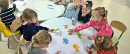 dzieci podczas zabaw związanych z dniem dinozaura