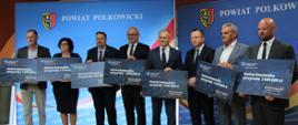 Sekretarz Stanu KPRM Krzysztof Kubów, Starosta Polkowicki oraz przedstawiciele gmin powiatu polkowickiego podczas uroczystości wręczania promes 