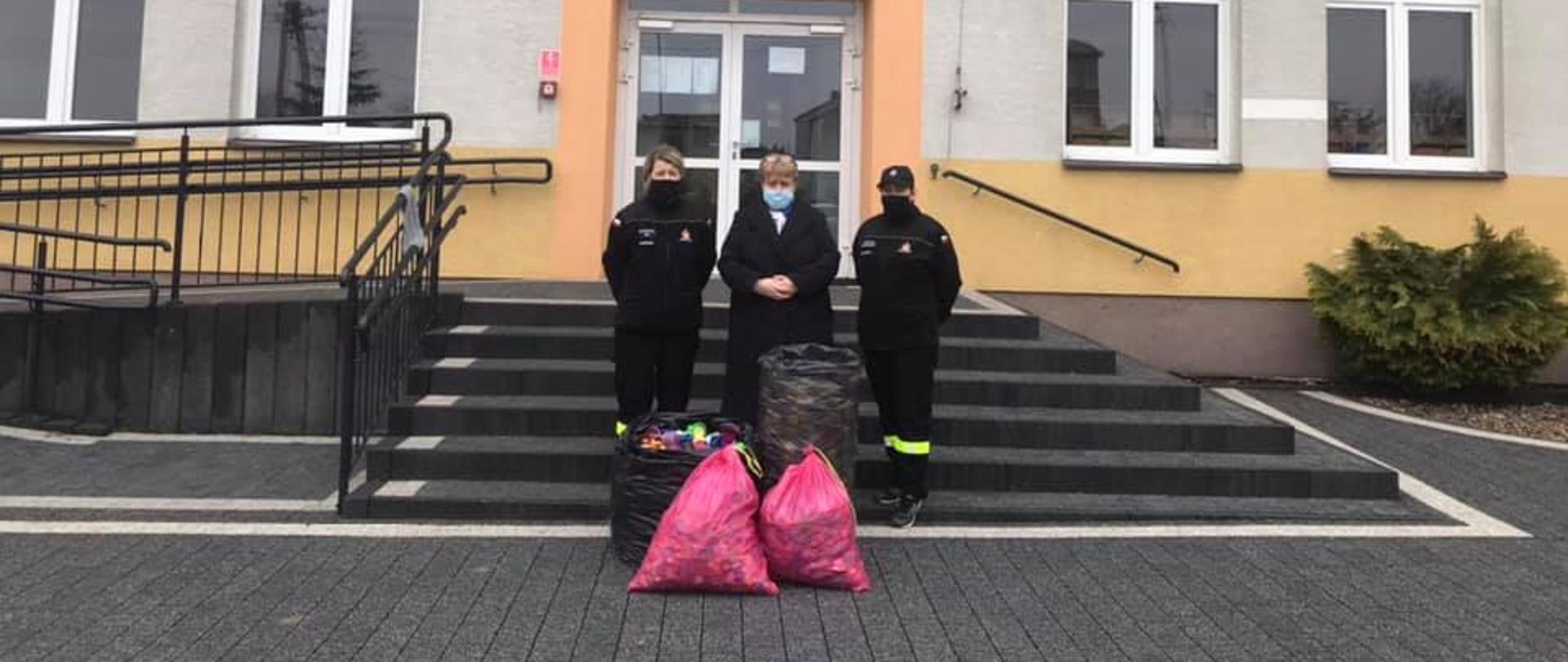 Dyrektor Gminnego Przedszkola w Mokobodach przekazuje plastikowe zakrętki Strażakom OSP w Mokobodach