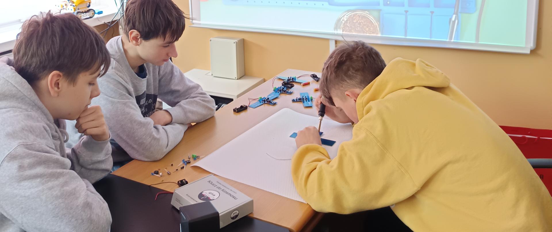 Uczniowie klasy VIII lutują klucz telegraficzny