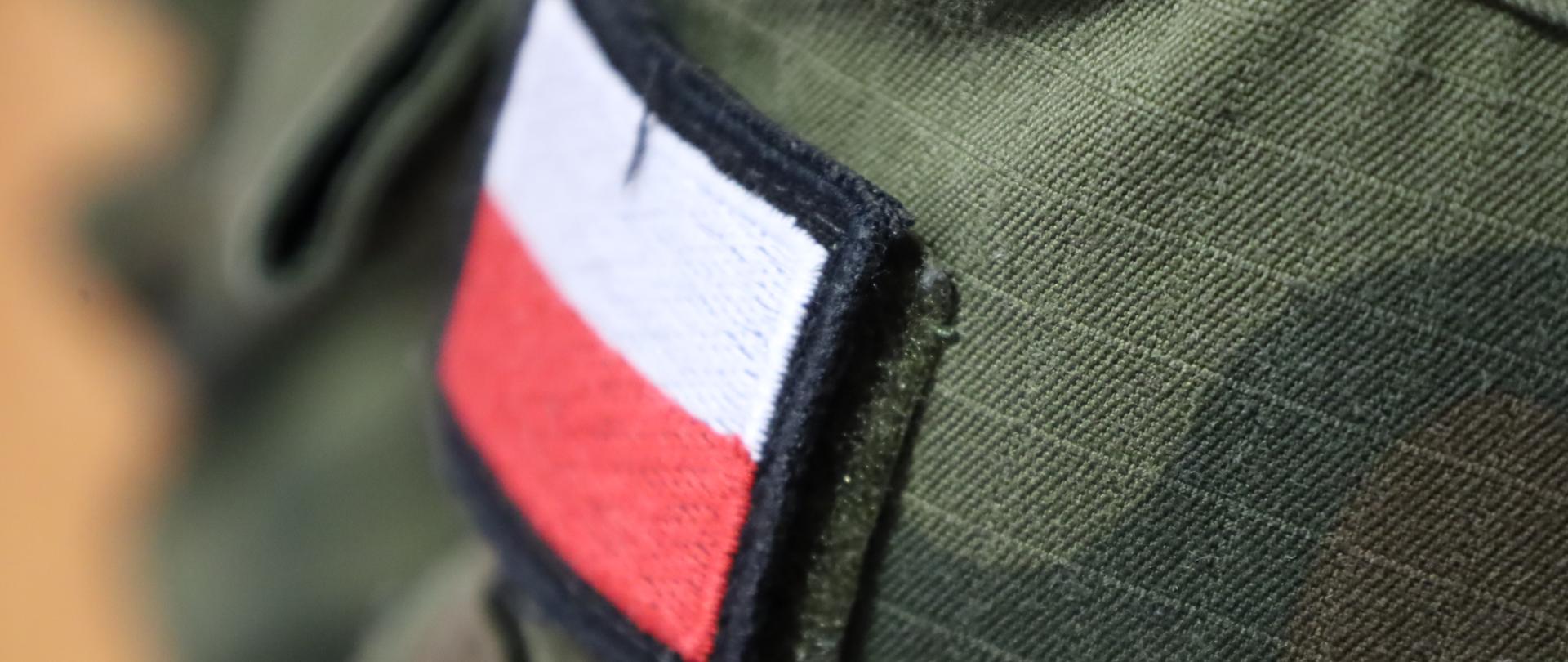 Fragment żołnierskiego munduru z flagą Polski