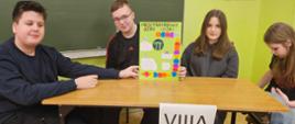 uczniowie z plakatem o liczbie pi