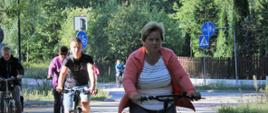 Uczestnicy na trasie rajdu jadą rowerem