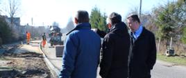 Dyrektor Zarządu ZDP Mikołaj Janowski, Wójt Gminy Czyże Jerzy Wasiluk oraz pracownik ZDP Sławomir Pańkowski przyglądają się pracom remontowym na chodniku