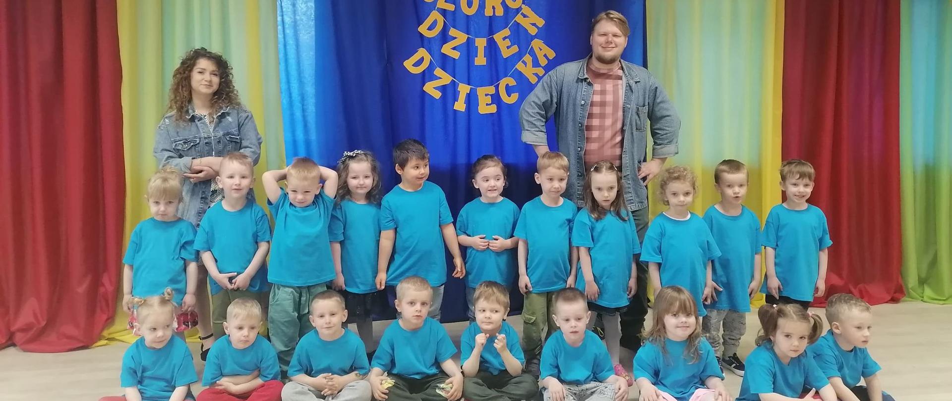 Dzieci w niebieskich koszulkach