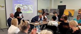 Celebrujemy Dzień Rodzicielstwa Zastępczego - rodzice siedzą w sali konferencyjnej Akademii Przyrody
