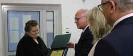 Moment wręczenia nagród laureatom konkursu