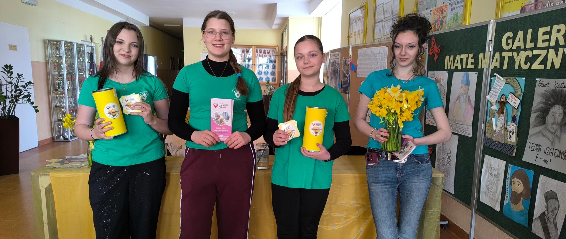 Cztery wolontariuszki podczas zbiórki datków