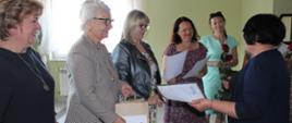 Moment podziękowań rodzicom zastępczym za poświęcenie i pracę