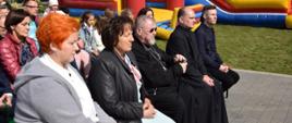 W pierwszym rzędzie od lewej siedzą radna Rady Powiatu Sokołowskiego Urszula Krzymowska, starosta sokołowski Elżbieta Sadowska, biskup senior Antoni Pacyfik Dydycz, proboszcz parafii Św. Trójcy w Wyrozębach ksiądz Robert Nowaszewski, kierownik Domu Miłosierdzia w Sokołowie Podlaskim Łukasz Wasiluk 