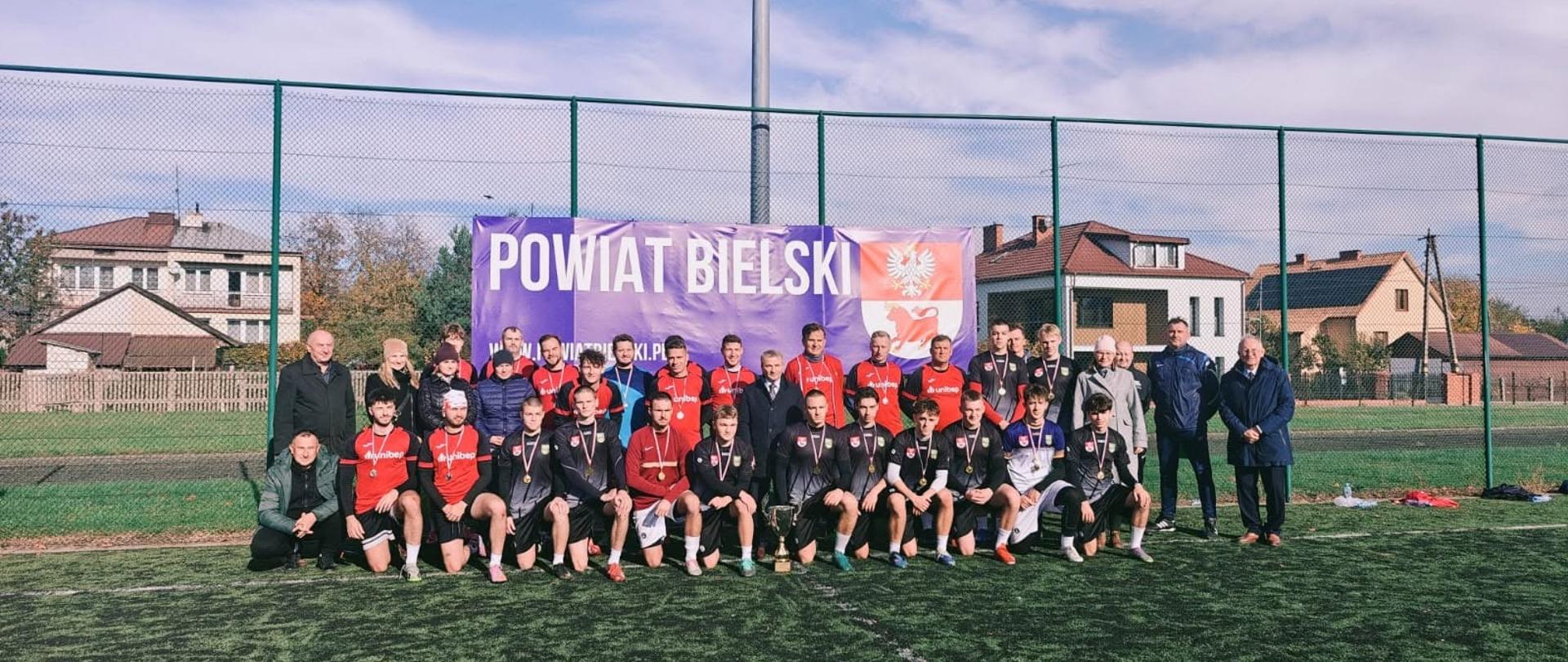 Uczestnicy i organizatorzy towarzyskiego meczu piłki nożnej o puchar Starosty Bielskiego, rozegranego w ramach obchodów jubileuszu 60-lecia Zespołu Szkół nr 1 im. Marszałka J.K. Piłsudskiego w Bielsku Podlaskim