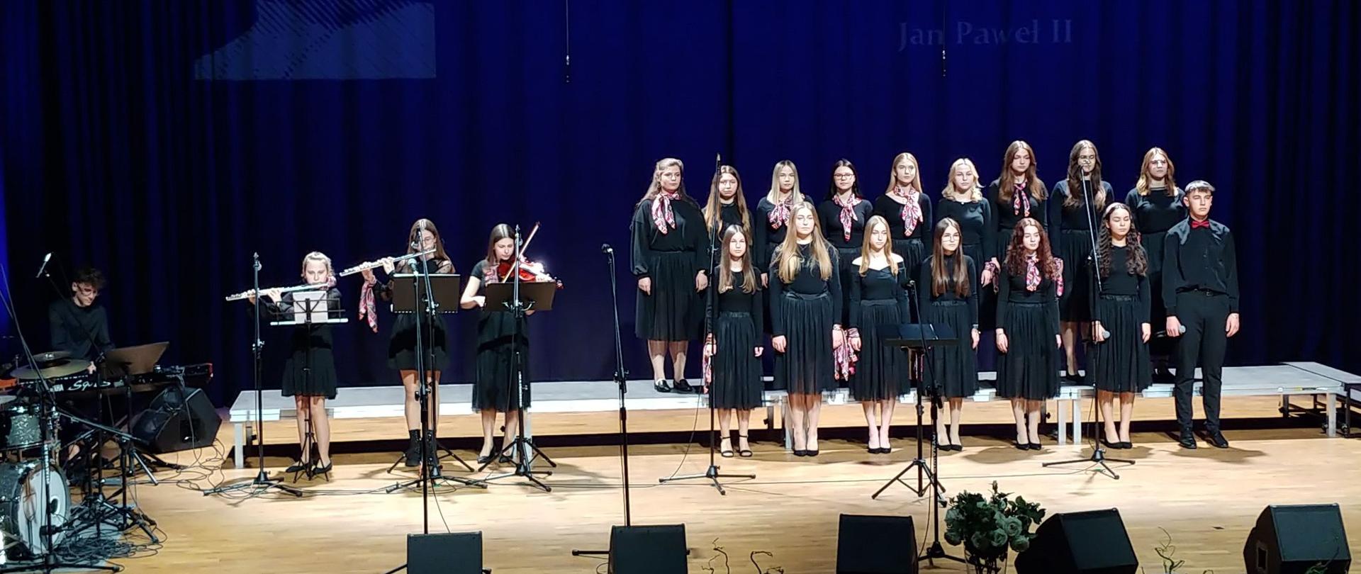 Młodzież I Liceum Ogólnokształcącego im T. Kościuszki w Bielsku Podlaskim podczas koncertu inaugurującego Dni Kultury Chrześcijańskiej