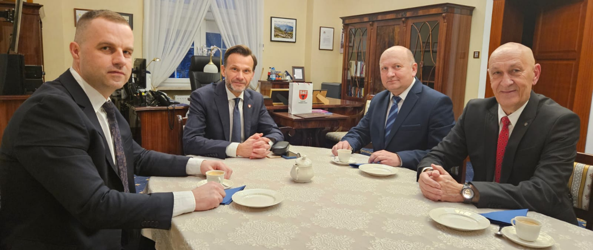 od lewej Wicestarosta Zambrowski, Wojewoda Podlaski, Kierownik PCPR, Starosta Zambrowski