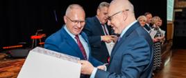 Moment wręczenia nagrody przez Starostę Hajnowskiego
