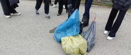 Worki ze śmieciami zebrane przez uczniów: czarny, żółty i niebieski