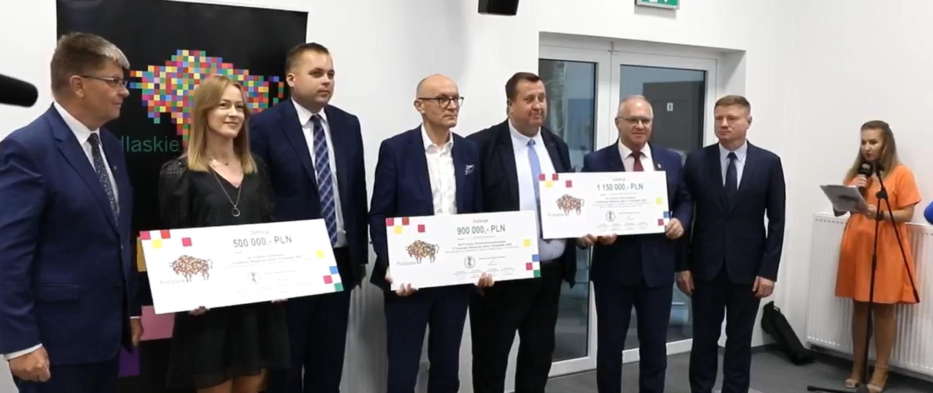 Ewelina Iwaniuk reprezentująca starostę bielskiego odbiera symboliczny czek na 500 tys. zł 