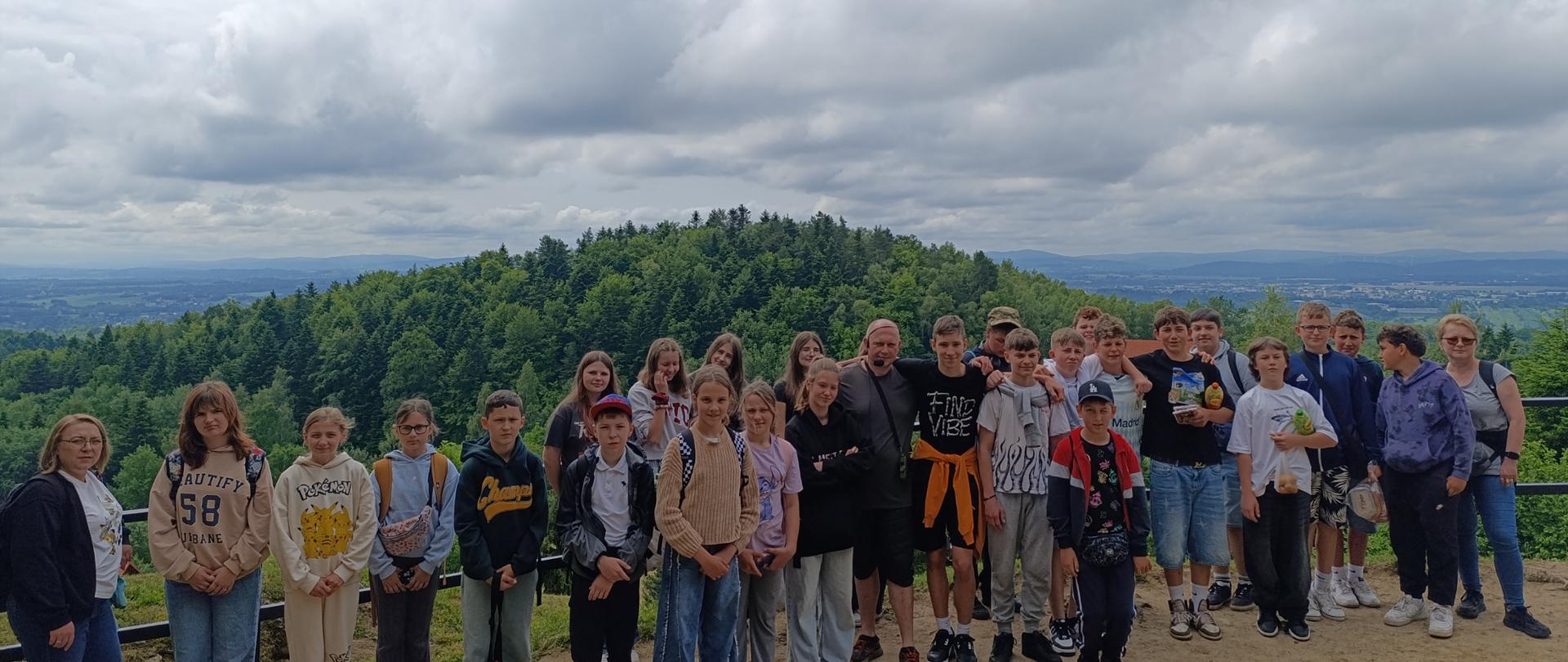 Uczniowie podczas zwiedzania Zamku Kamieniec