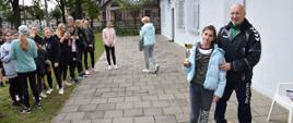Starsi sportowcy odbierają puchary od organizatora