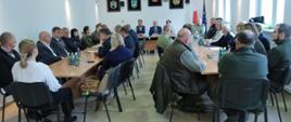 Posiedzenie Powiatowego Zespołu Zarządzania Kryzysowego - uczestnicy w trakcie posiedzenia