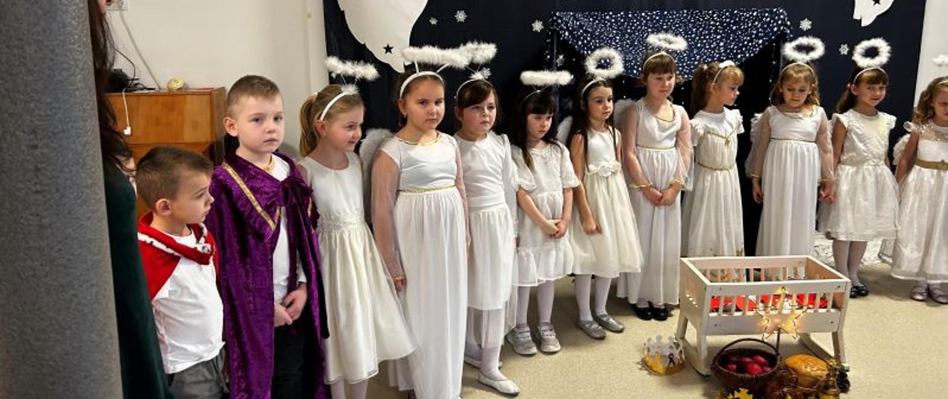 Dzieci w trakcie występu artystycznego