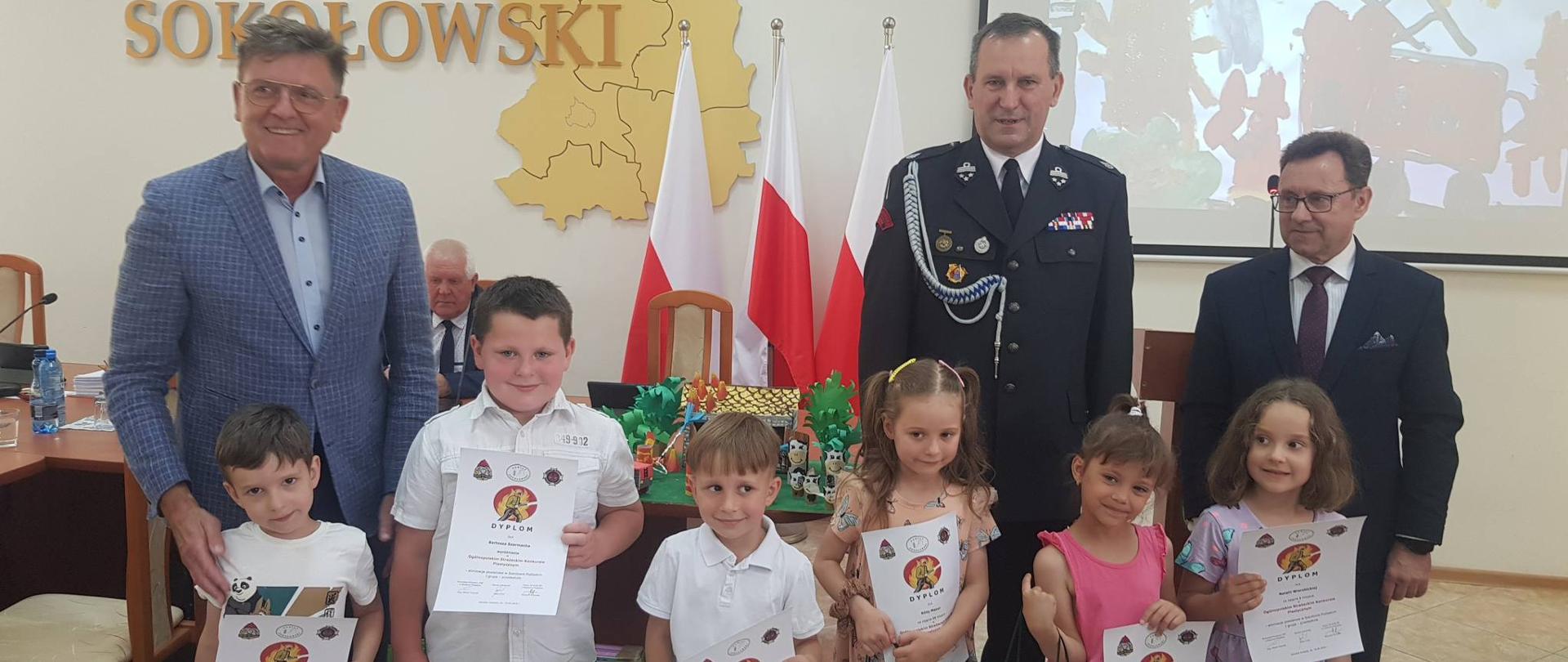 3 mężczyzn i 6 dzieci z dyplomami