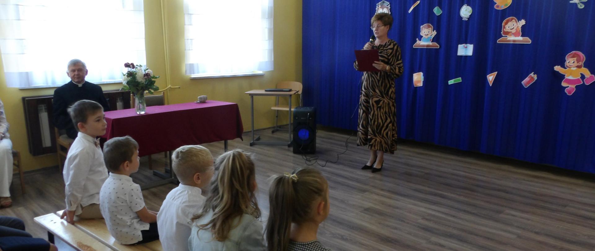 powitanie wszystkich przez panią dyrektor 