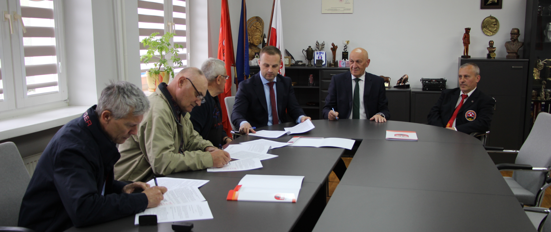 od lewej: Andrzej Zapert, Radziejewski Tadeusz, Rokicki Jan, Wicestarosta Zambrowski, Starosta Zambrowski, Artur Więzowski podpisują umowy