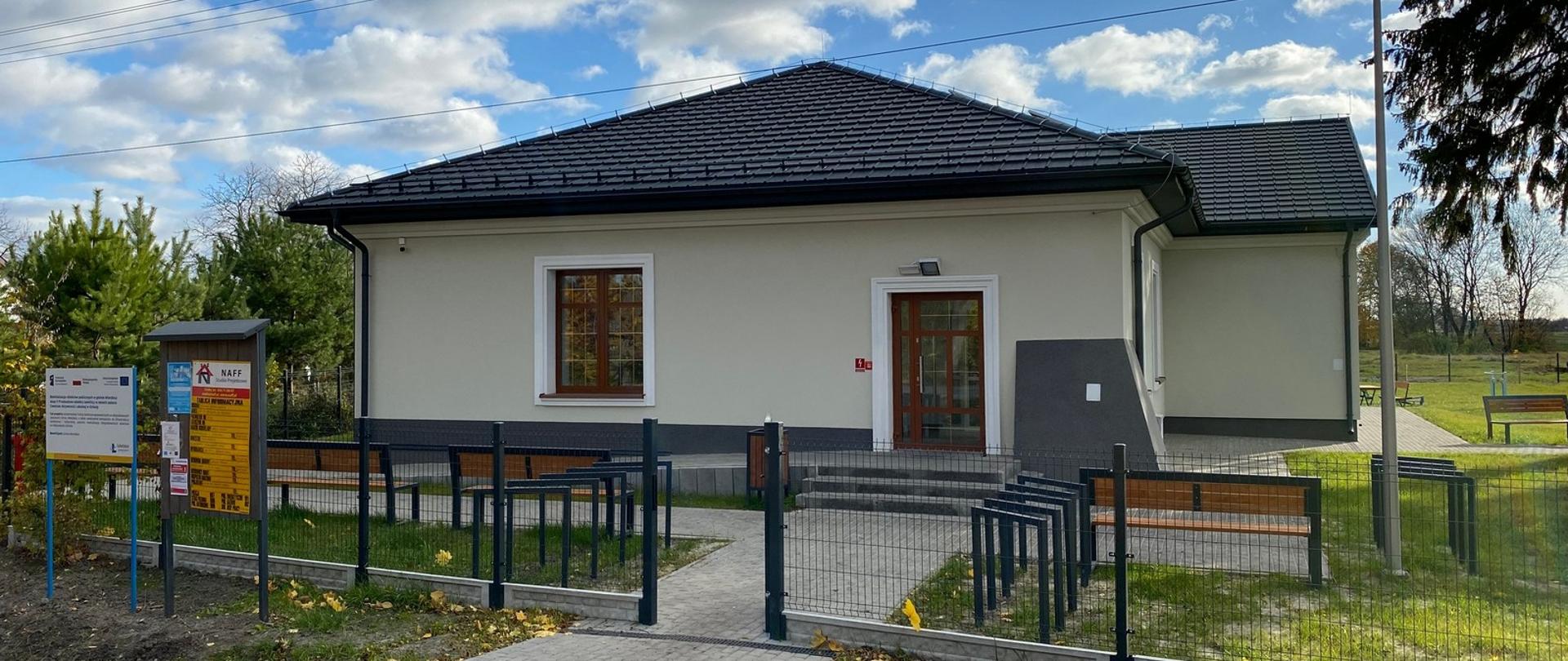 Zdjęcie ukazujące przebudowę obiektu świetlicy w ramach zadania Centrum Aktywności Lokalnej w Ochoży - po rewitalizacji wejście od strony północnej