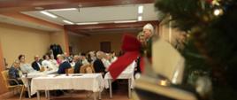 Uczestnicy spotkania - widok za choinki