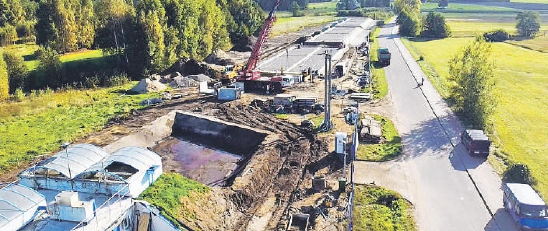 Kompleks oczyszczalni znajdujący się przy drodze prowadzącej do Udrzyna. Na zdjęciu widnieją zbiorniki, specjalistyczny sprzęt oraz otaczające oczyszczalnie łąki.