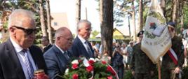 Delegacje składają kwiaty przy pomniku - na zdjęciu delegacja samorządu powiatu w składzie: Starosta Hajnowski Andrzej Skiepko, Przewodniczący Rady Powiatu Jan Korcz, Członek Zarządu Mirosław Łukianiuk