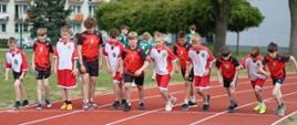 Tłum młodych sportowców w dniach 4 i 5 maja rywalizował w lekkoatletyce oraz plażowej piłce siatkowej na obiektach sportowych naszej szkoły. 