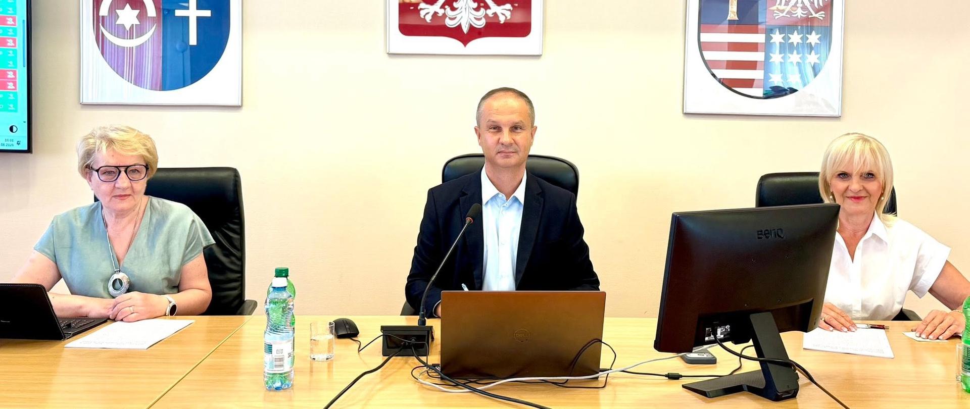 Ważne tematy dla Powiatu. Za nami sesja Rady Powiatu Ostrowieckiego