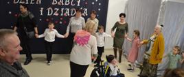 Dzieci wraz z zaproszonymi dziadkami w trakcie wspólnego tańca