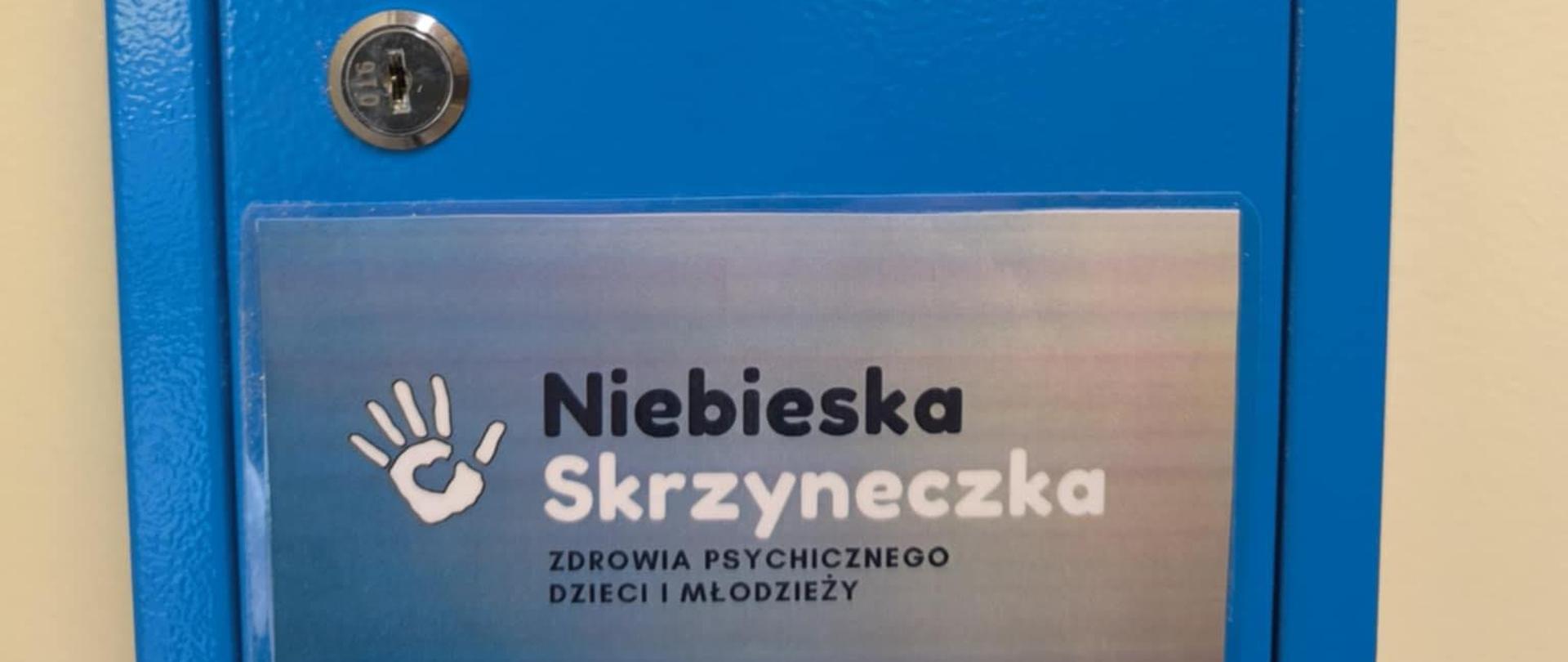 Niebieska Skrzyneczka Zdrowia Psychicznego z zamkiem na kluczyk, do której można wrzucać listy z problemami czy innymi sprawami