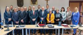 Zdjęcie przedstawia Wójta Gminy Andrzeja Dziwisz, Zastępce Wójta oraz Radnych gminy Raba Wyżna pozujących do zdjęcia na sali obrad Urzędu Gminy.