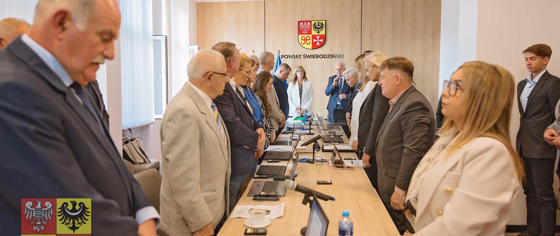 grupa ludzi przy stole, wewnątrz