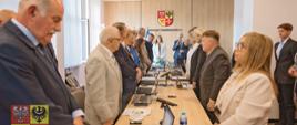grupa ludzi wewnątrz