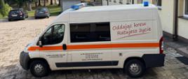 Ambulans przy budynku ZSZ.
