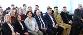 Widownia - uczestnicy wydarzenia obserwują spektakl