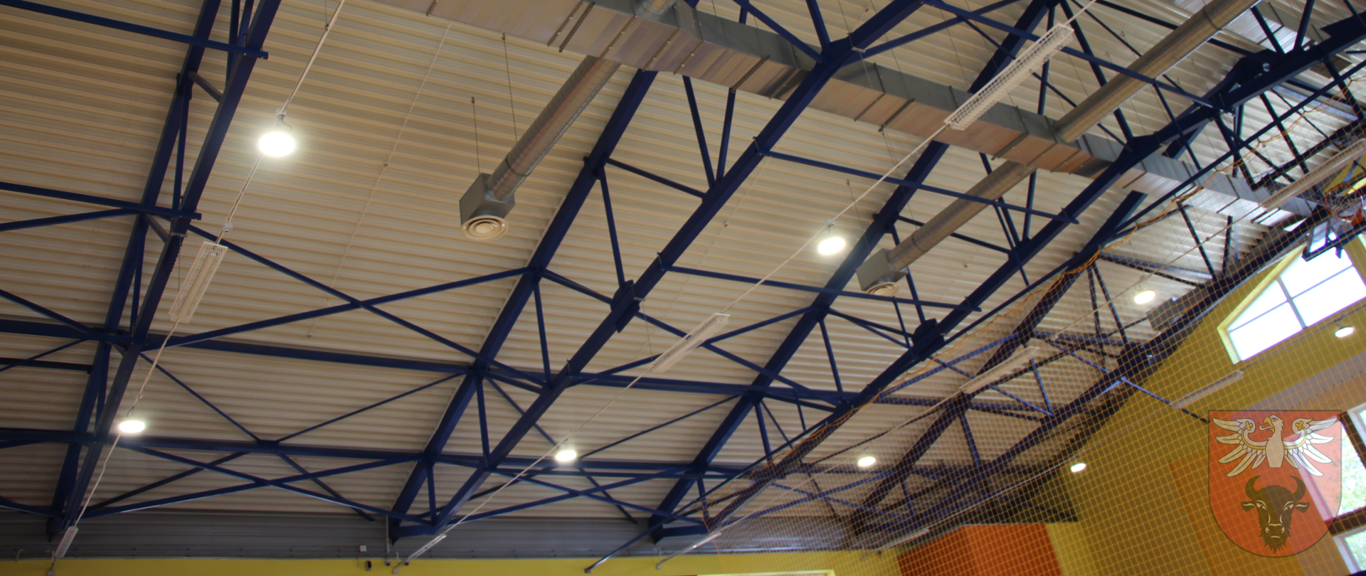 Oświetlenie nad powierzchnią boiska na hali sportowej ZS1 w Zambrowie
