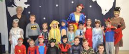 Dzieci w strojach karnawałowych pozują do zdjęcia